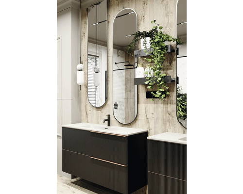 Moderní koupelna s umyvadlem, zrcadlem a dekorací