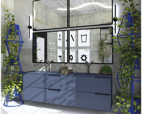 Koupelna s umyvadlem, zrcadly, rostlinami a dekorativními plakáty