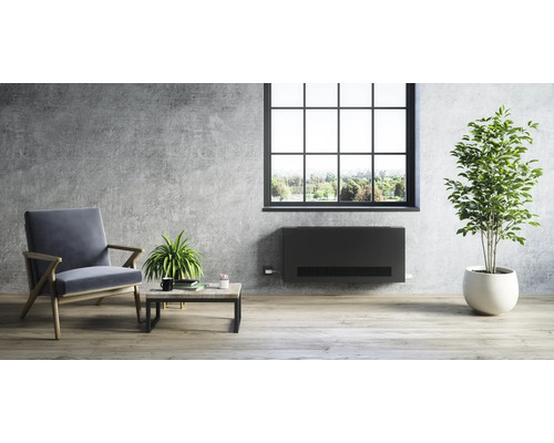 Moderní obývací pokoj s radiátorem, křeslem, stolem a pokojovými rostlinami.