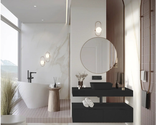 Moderní koupelna s volně stojící vanou, umyvadlem a zrcadlem