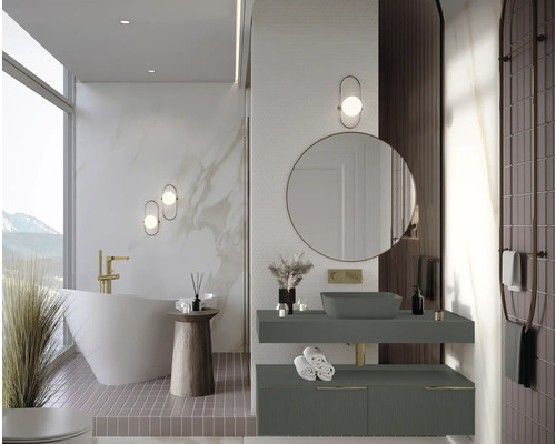 Moderní koupelna s vanou, umyvadlem, zrcadlem a osvětlením