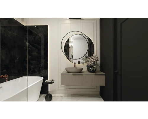 Moderní koupelna s volně stojící vanou, umyvadlem a zrcadlem