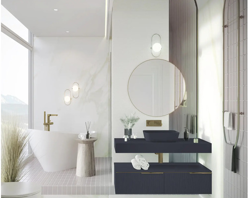 Světlá koupelna s vanou, umyvadlem se zrcadlem a držákem na ručníky