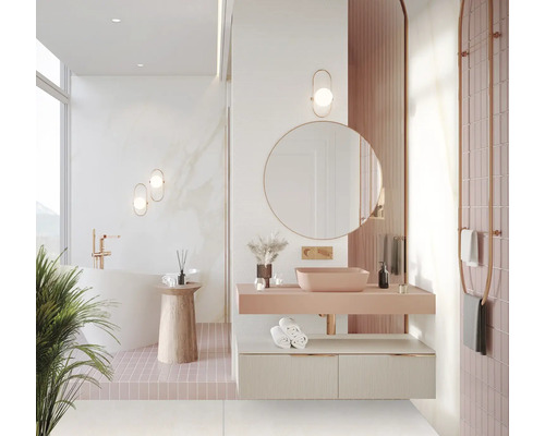 Moderní koupelna s umyvadlem, zrcadlem, ručníky a doplňky pro stylový vzhled