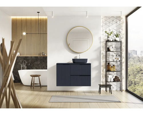 Moderní koupelna s umyvadlem, zrcadlem, regálem a vanou