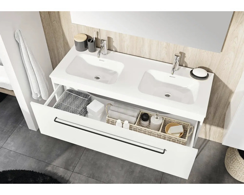 Koupelna s dvojitým umyvadlem, bateriemi a otevřeným zásuvkovým prvkem pro uložení koupelnových potřeb.