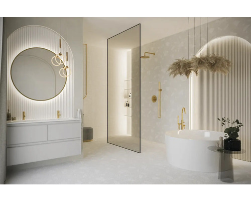 Světlá koupelna s vanou, umyvadlem a zrcadlem s osvětlením