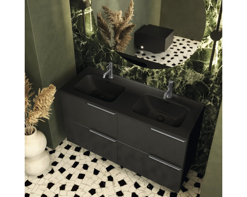 Pohled na koupelnu s dvojitou skříňkou pod umyvadlo, dvěma umyvadly a vodovodními bateriemi