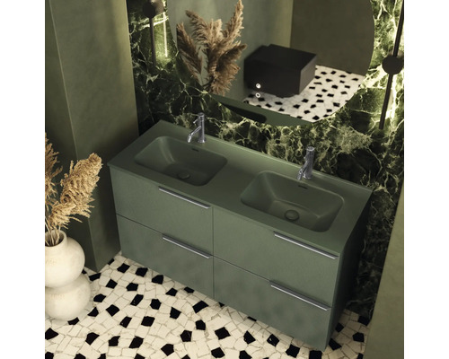 Koupelna s dvojitým umyvadlem, bateriemi, zrcadlem a mozaikovou dlažbou