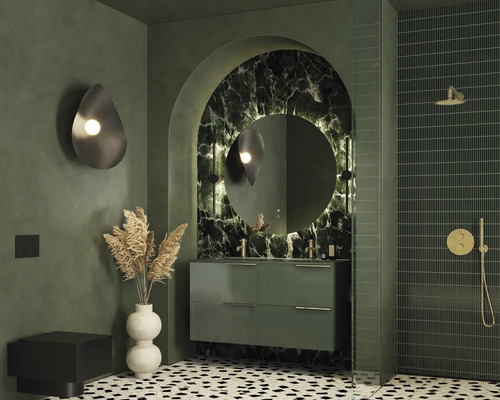 Moderní koupelna s umyvadlem, zrcadlem, sprchou a dekorativními prvky.