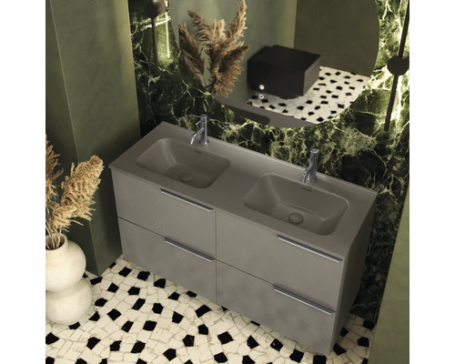 Moderní koupelna s dvojitým umyvadlem a mozaikovou dlažbou