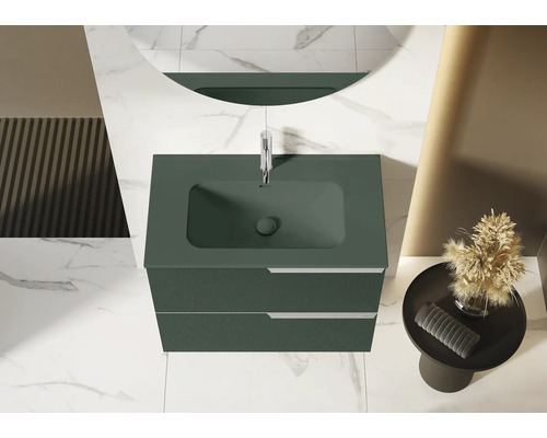 Pohled shora na koupelnu s umyvadlovou skříňkou, baterií a kulatým zrcadlem