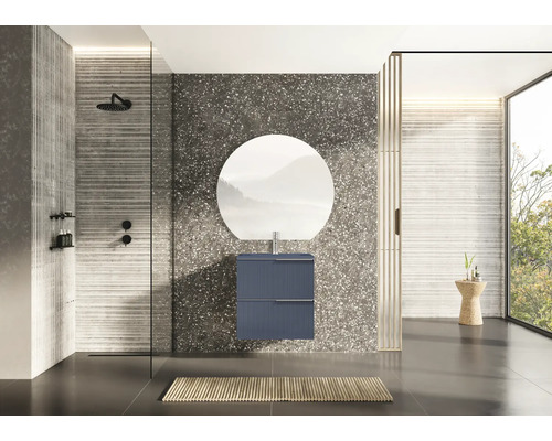 Moderní koupelna se sprchou, umyvadlem, zrcadlem a oknem pro světlé prostředí.