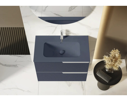 Koupelna s umyvadlovou skříňkou a zrcadlem