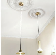 Dvě závěsné lampy se stropními rozetami v světlé místnosti.