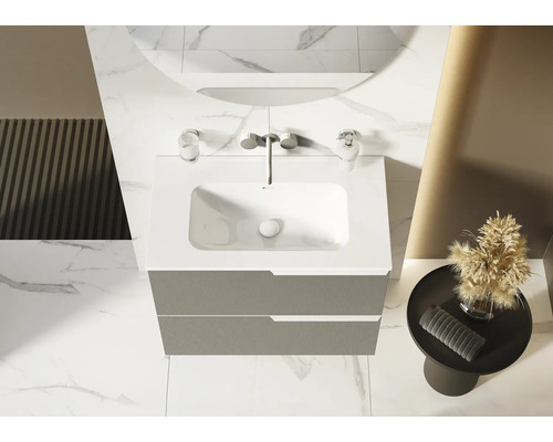 Moderní koupelna s umyvadlovou skříňkou, umyvadlem a kulatým zrcadlem