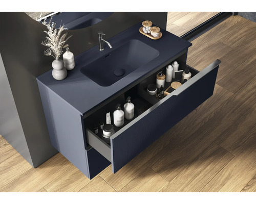 Koupelna s umyvadlovou skříňkou, umyvadlem a otevřenou zásuvkou