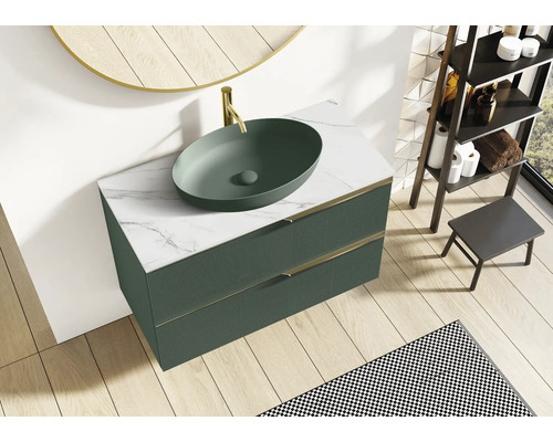 Koupelna s umyvadlovou skříňkou, umyvadlem na desku, baterií, zrcadlem a regálem