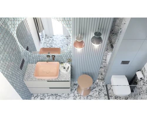 Světlá koupelna s umyvadlem, zrcadlem, toaletou a osvětlením.