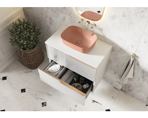 Moderní koupelna s umyvadlem, skříňkou se zásuvkami a dekorativními prvky.