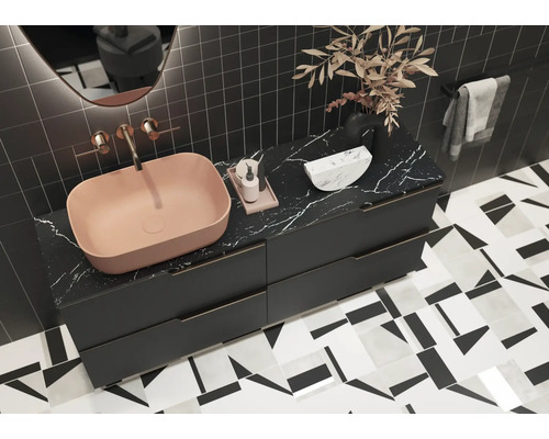 Moderní koupelna s umyvadlem, umyvadlem na desku a geometrickou dlažbou