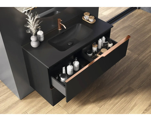 Skříňka pod umyvadlo s otevřenou zásuvkou v koupelně