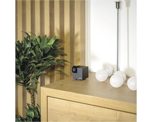 Krychlová bezpečnostní kamera na komodě