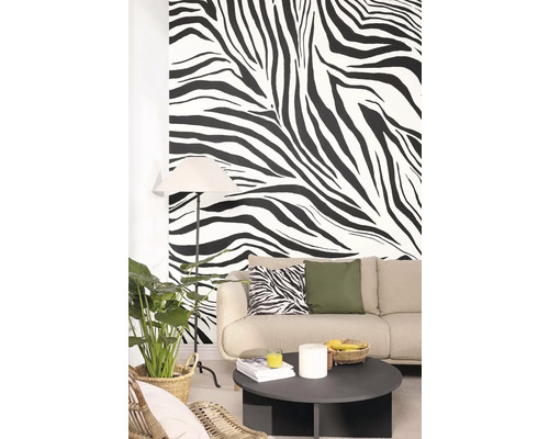 Obývací pokoj s tapetou se zebřím vzorem, pohovkou, stolem a pokojovou rostlinou