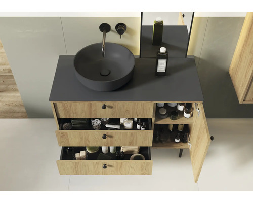 Koupelna s umyvadlovou skříňkou, umyvadlem na desku a otevřeným úložným prostorem pro koupelnové potřeby