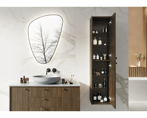 Moderní koupelna s umyvadlem, zrcadlem a otevřenou vysokou skříní pro uložení koupelnových potřeb