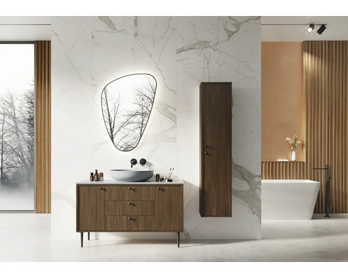 Světlá koupelna s umyvadlem, zrcadlem, vysokou skříní a vanou