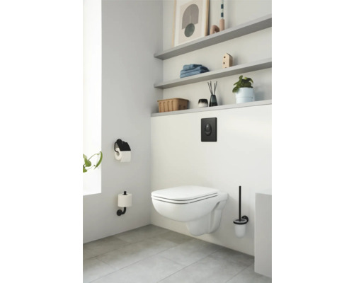 Koupelna se závěsným WC, ovládacím panelem, držákem toaletního papíru a soupravou WC štětky