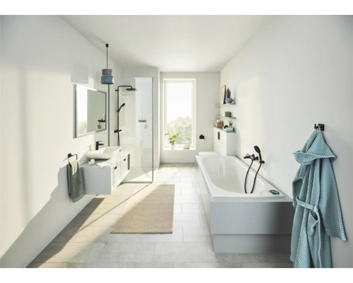 Světlá koupelna se sprchou, vanou, umyvadlem a ručníkem