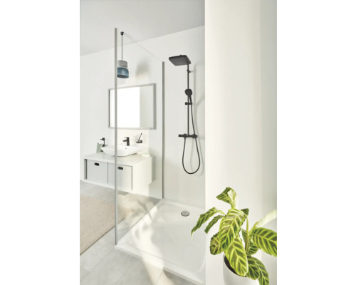 Světlá koupelna se sprchovým koutem, umyvadlem na desku a černou sprchovou baterií