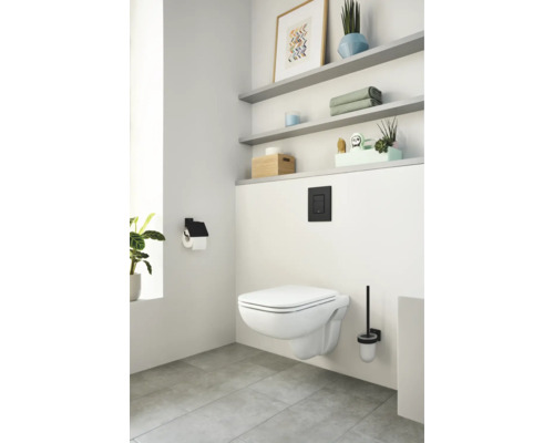 Moderní koupelna se závěsným WC, splachovací nádržkou a nástěnnými policemi