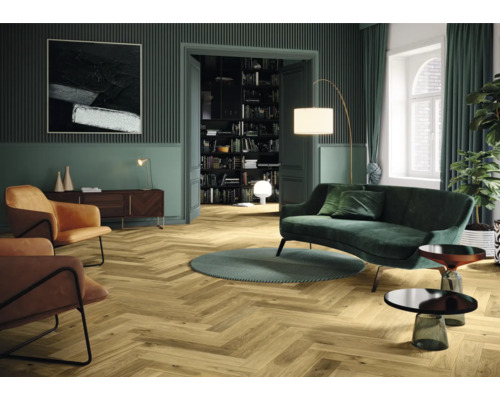 Obývací pokoj s parketovou podlahou ve vzoru rybí kosti, pohovka, křesla a dekorace