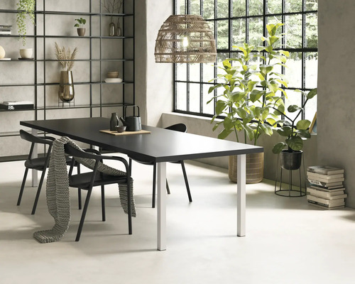 Jídelní stůl se židlemi a dekorativními předměty ve světlé místnosti