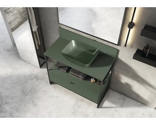 Koupelna s umyvadlovou skříňkou a umyvadlem na desku ve světlé místnosti.