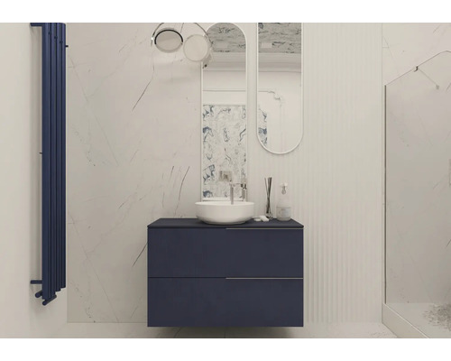 Moderní koupelna s umyvadlovou skříňkou, umyvadlem a otopným žebříkem