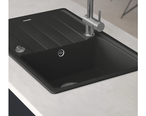Černý granitový kuchyňský dřez s odkapávací plochou a baterií