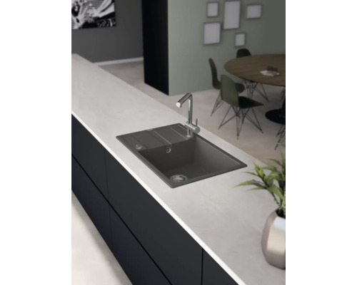 Kuchyňský dřez s baterií v moderně zařízené kuchyni.