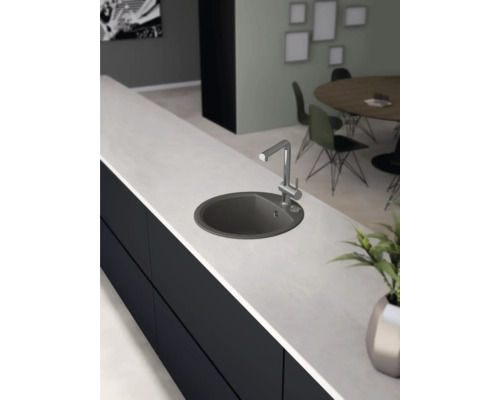 Kuchyňská scéna s dřezem a baterií na pracovní desce