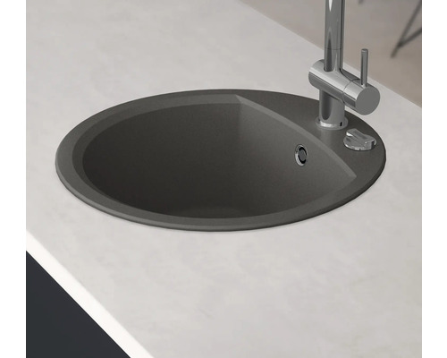 Plastový kuchyňský dřez s baterií na pracovní desce