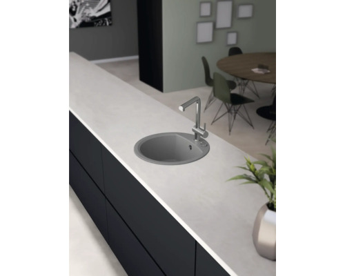 Kuchyňský dřez s vodovodní baterií v moderním designu kuchyně