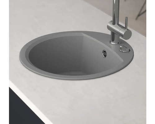 Kulatý kuchyňský dřez s vodovodní baterií na pracovní desce