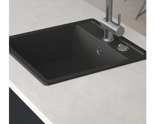 Černý dřez s baterií na pracovní desce