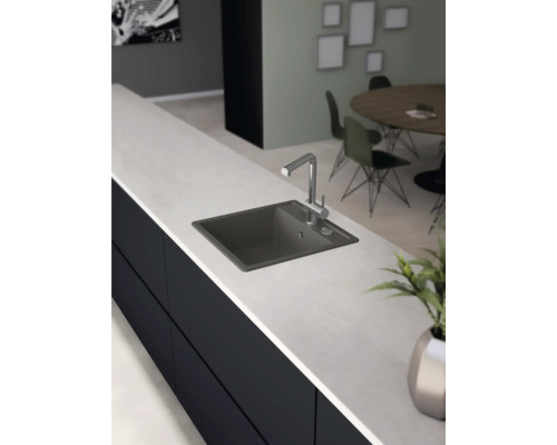 Kuchyňský dřez s vodovodní baterií na kuchyňské lince