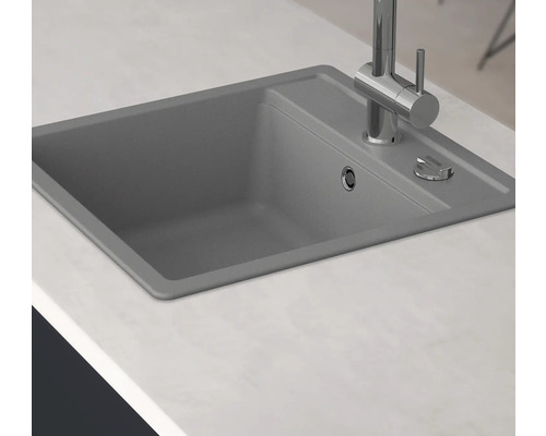 Šedý kuchyňský dřez s baterií na pracovní desce