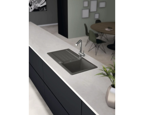 Vestavěná kuchyně s dřezem a baterií na pracovní desce