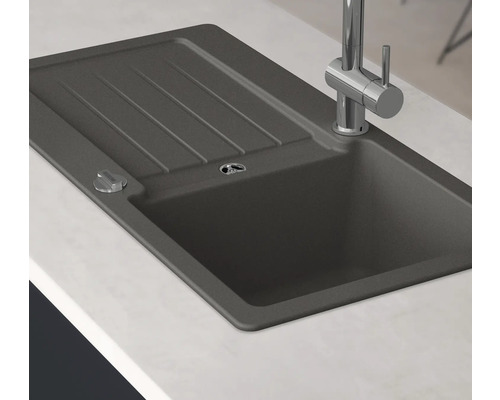 Granitový kuchyňský dřez s odkapávací plochou a vodovodní baterií